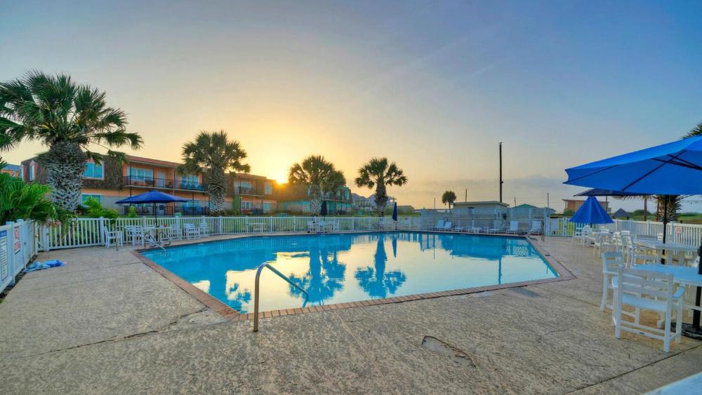 Port A Escape w Pools Patio Walk to Beach La Concha by AvantStay